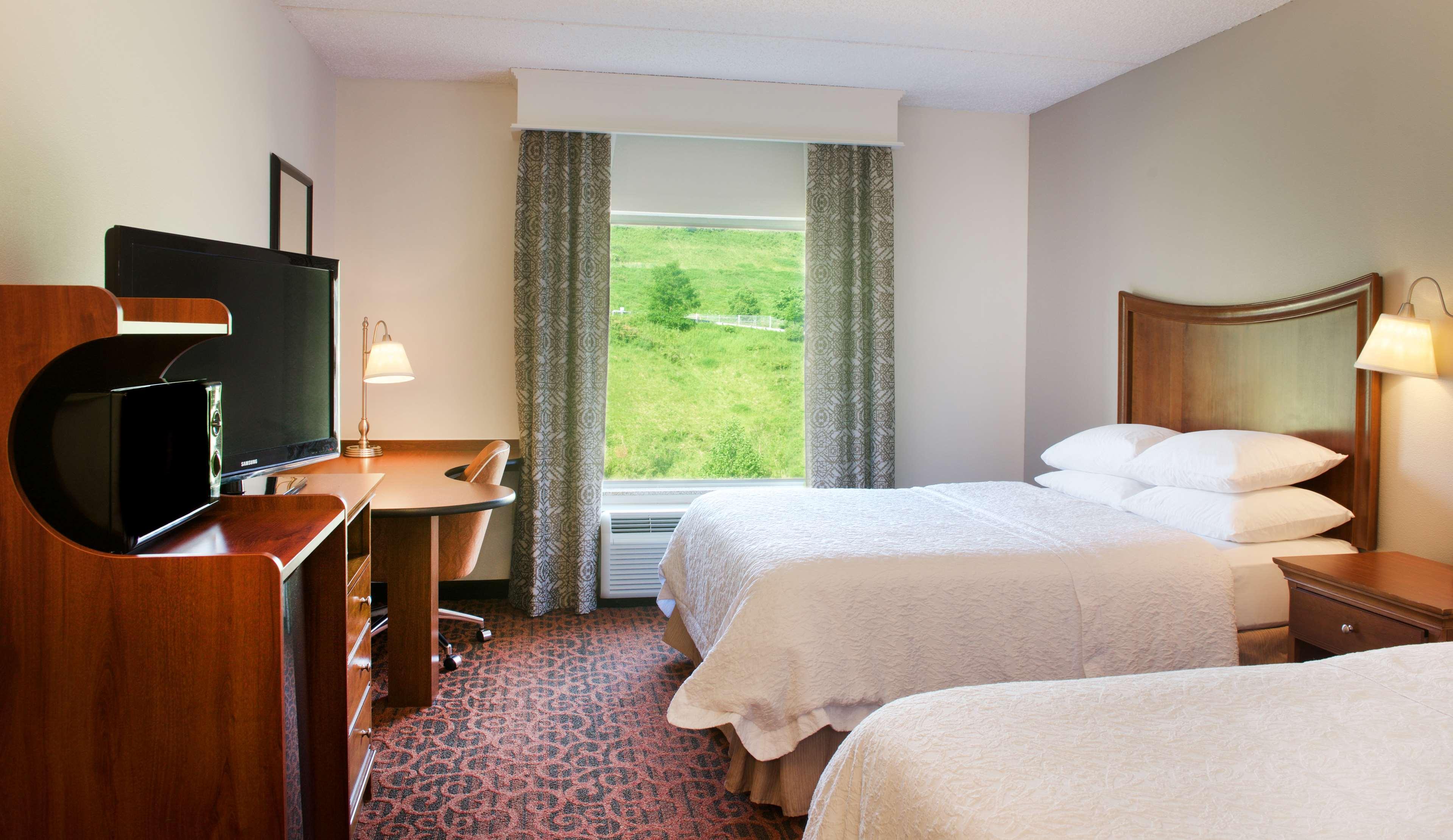 Hampton Inn & Suites Pittsburgh-Meadow Lands Washington Exterior photo